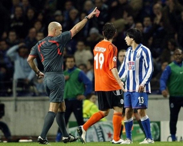 ويب يخرج الكرت الاحمر في وجه لاعب بورتو خورخي فيكولي في مباراه بدوري الأبطال الموسم الماضي