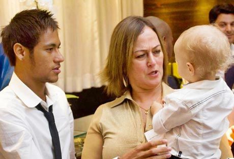 نيمار بجانب والدته نادين