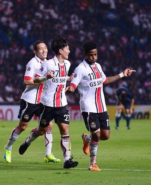 البرازيلي كارلوس أدريانو ساعد سيئول الكوري في خطف أضواء الجولة