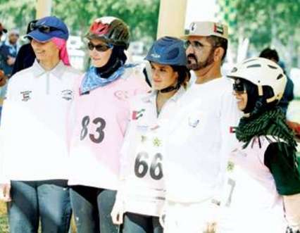 الشيخ محمد بن راشد آل مكتوم مع اللاعبات في رياضة الفروسية