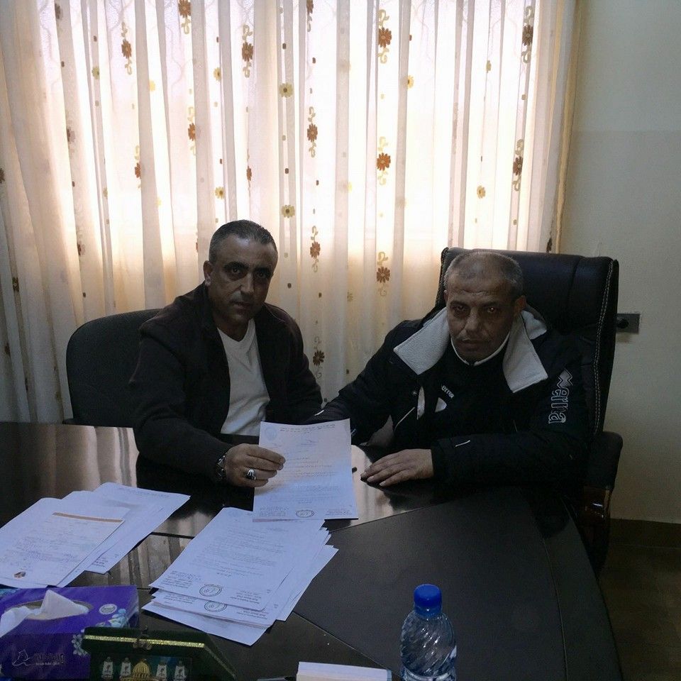 أسامة قاسم خلال توقيعه العقد