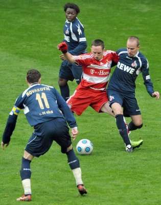 الفرنسي ريبيـري يحاول السيطرة على الكرة وسط 3 من لاعبي كولون