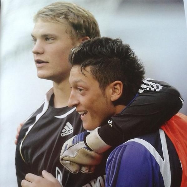 مسعود أوزيل ومانويل نوير بزي شالكه