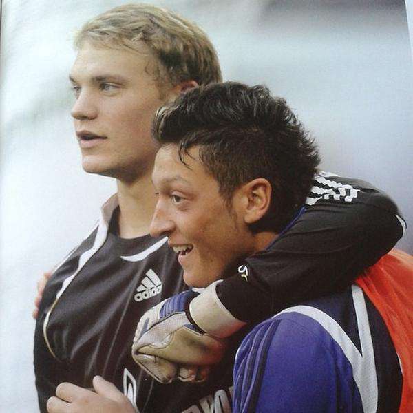 مسعود أوزيل ومانويل نوير بزي شالكه