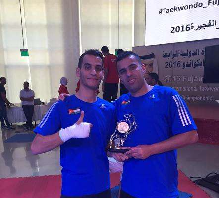 أبو غوش متوجا بجائزة أفضل لاعب برفقة مدربه فارس العساف