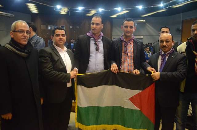 مفيد الحساينة و عبد السلام هنية على طرفي العلم الفلسطيني