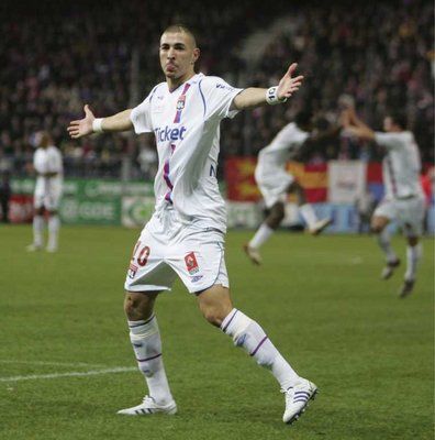 كريم بن زيمة لاعب نادي ليون الفرنسي