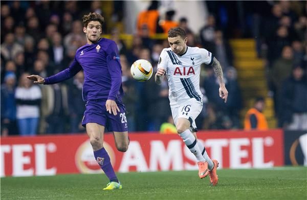 ماركوس الونسو يسارا في حوار على الكرة مع مدافع توتنهام  كيران تريبير