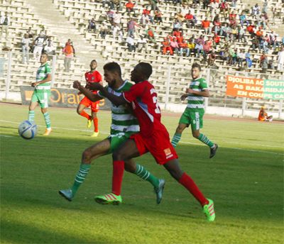 صورة من مباراة الذهاب بين الفريقين