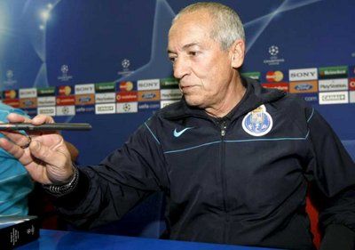 جيسوالدو فيريرا المدير الفني لبورتو اثناء الموتمر الصحفي بفيسينتي كالديرون