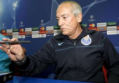 جيسوالدو فيريرا المدير الفني لبورتو اثناء الموتمر الصحفي بفيسينتي كالديرون