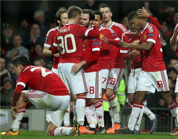 ماركوس راشفورد مع زملائه في الفريق