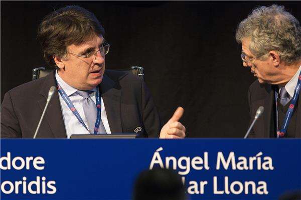 اليوناني ثيودور ثيودوريديس (يمين)