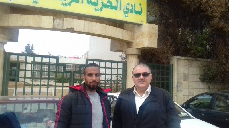 رئيس نادي الحرية مع اللاعب حسن مصطفى