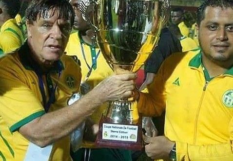 بسام قويدر صحبة المدرب البرازيلي انطونيو دوماس يحملان كاس غينيا