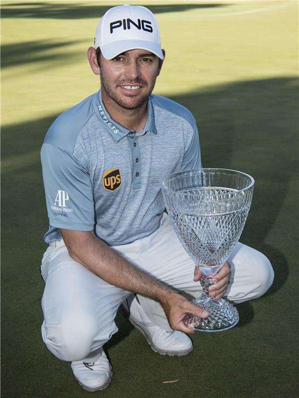 لويس اوستويزن مع لقب بطولة بيرث