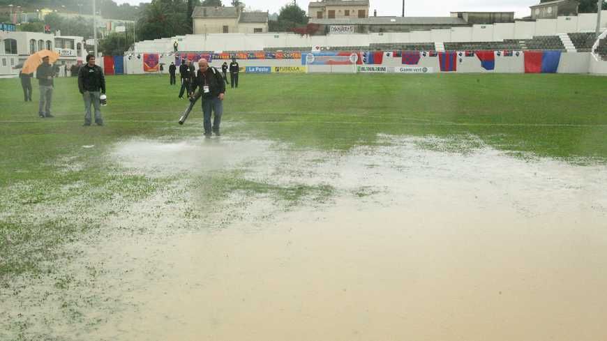 صورة لأرضية الملعب صباح اليوم