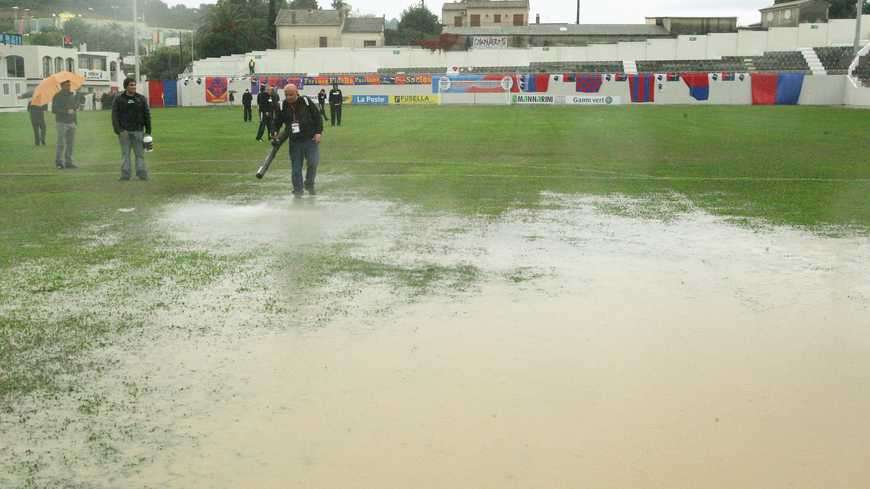 صورة لأرضية الملعب صباح اليوم