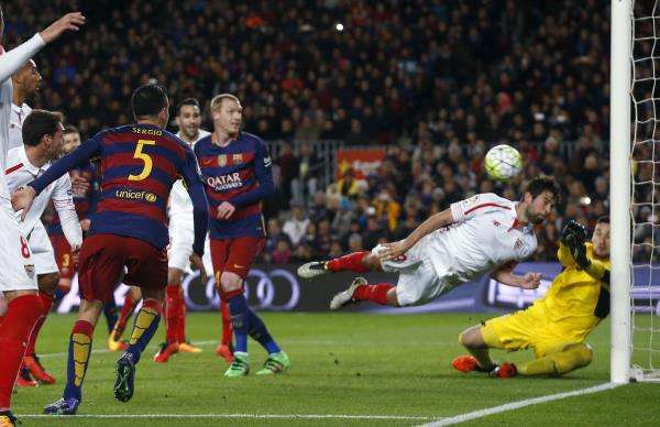 لقطة من مباراة برشلونة و إشبيلية