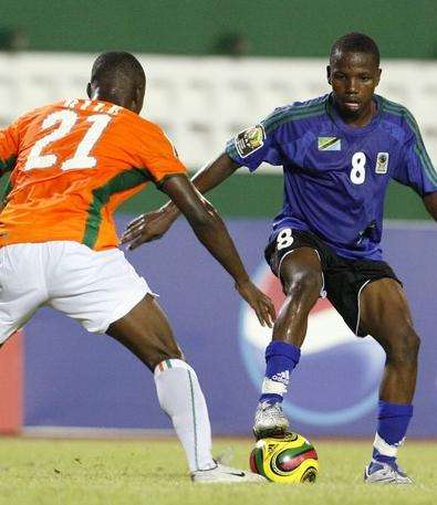 صاحب الهدف مريشو نغاسا في نزال مع بيل جورج