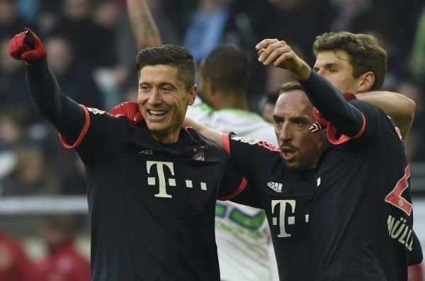 روبرت ليفاندوفسكي يحتفل بالهدف