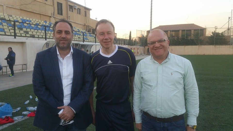 جاسبرت متوسطاً سليمان والمسؤول الإعلامي لنادي العهد يوسف يونس