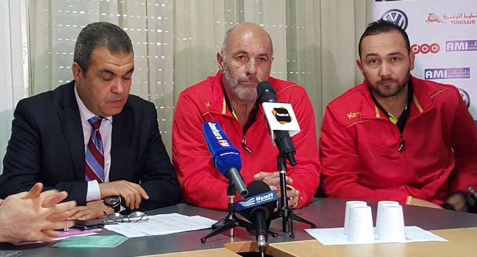 سيلفيان نوي يتوسط مساعده انور عياد ورئيس الاتحاد مراد المستيري