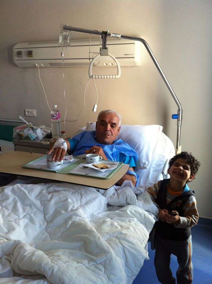 المختار التليلي  قبل اجراء العملية مع حفيده 