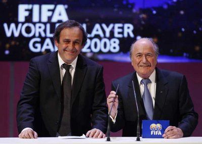 جوزيف بلاتر وبجواره ميشيل بلاتيني