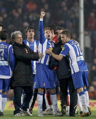 لاعبو اسبانيول يعبرون عن فرحتهم بعد الفوز على برشلونه