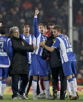 لاعبو اسبانيول يعبرون عن فرحتهم بعد الفوز على برشلونه