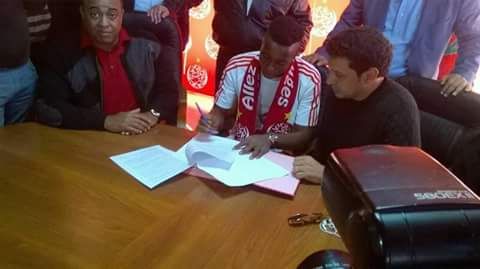 لحطة توقيعه للعقد