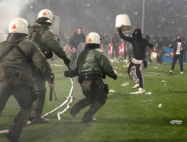 greece_soccer_violenc_amar3