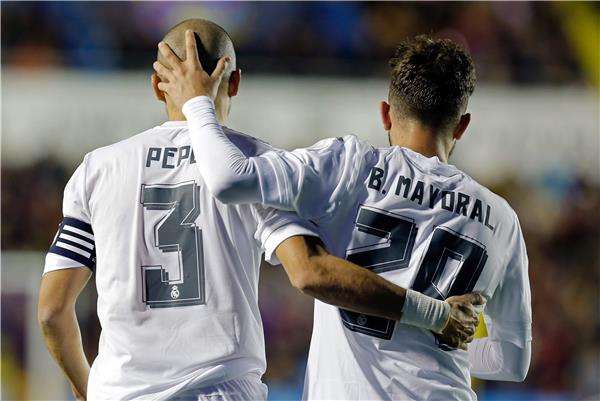 مايورال بجانب بيبي