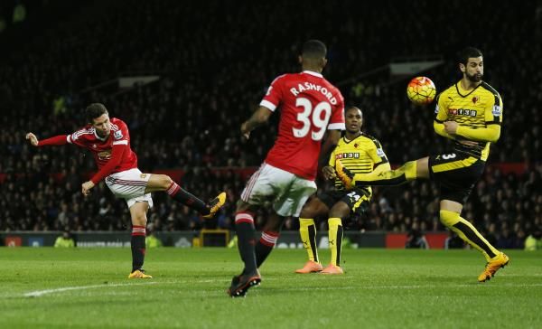 هيريرا يسدد في مباراة أمس