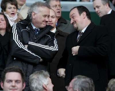 ريك بـاري (يسـار) يجلس بجانب بينيتيـز مدرب ليفربـول 