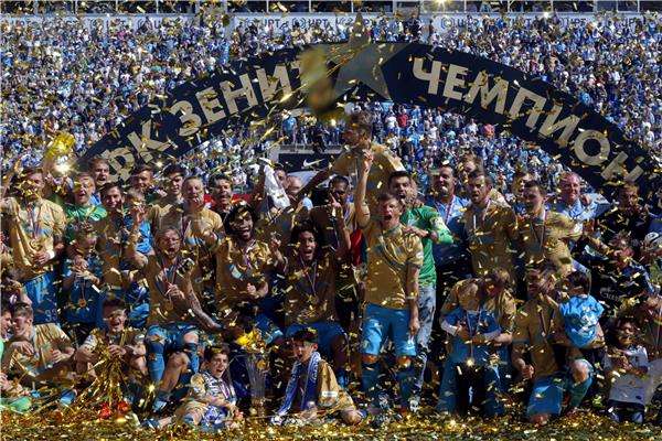 احتفال فريق زينيت سان بيترسبورج بالتتويج بلقب الموسم السابق