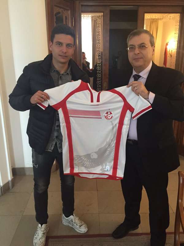 الصورة التي نشرها لاري عزوني على تويتر وهو يحمل زي منتخب تونس