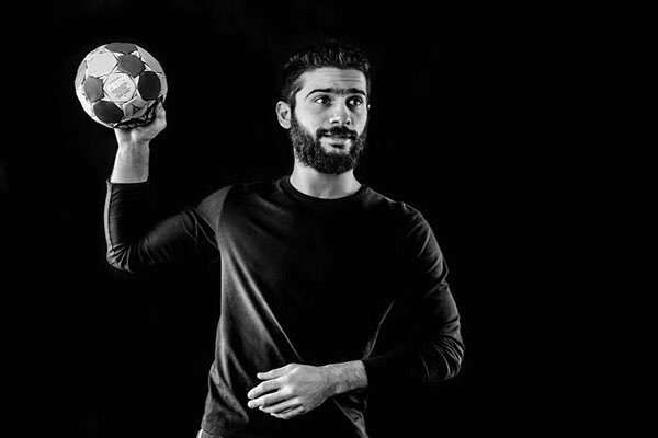 المحترف البحريني بنادي مضر السعودي حسين الصياد 