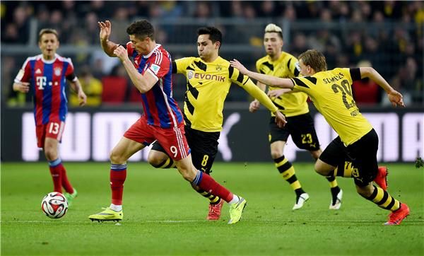 من لقاء سابق للفريقين دورتموند و بايرن ميونيخ 