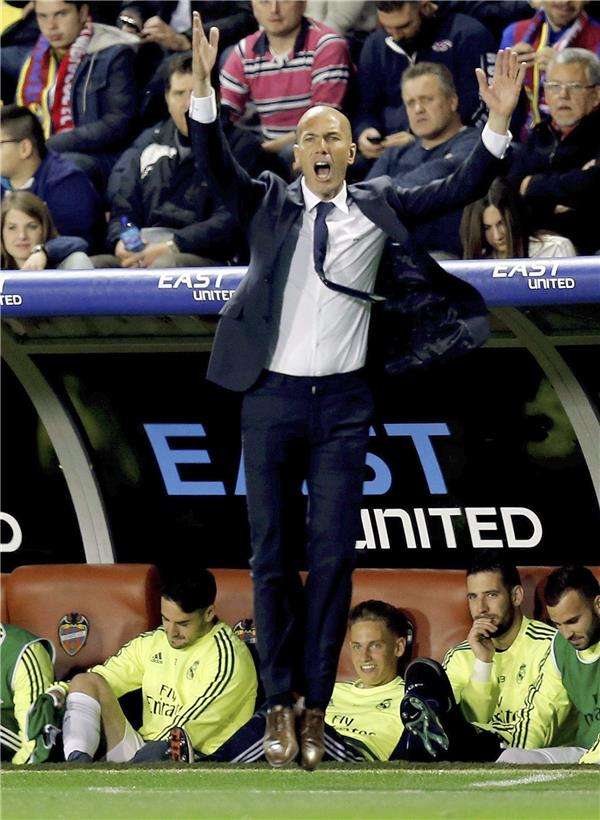 زيدان منفعلاً على الخط خلال المباراة