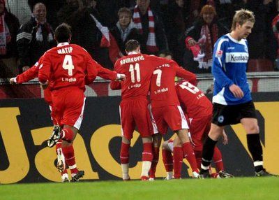 لاعبي كولن يحتفلون بالبرتغالي بيتيت محرز الهدف الاول