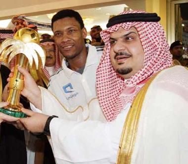 الأمير عبدالرحمن بن مساعد يتوج بأول ألقابه مع الهلال (واس)