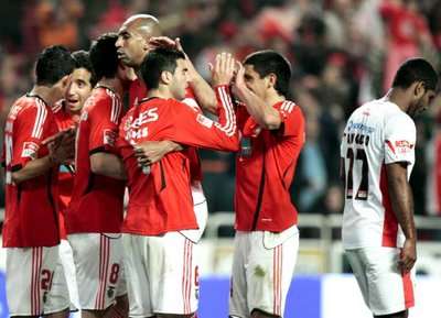 لاعبي بنفيكا يحتفلون بالفوز علي ليشويس