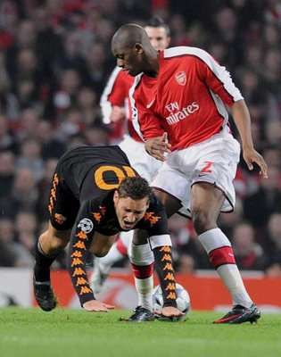 ابوديابـي (يمين) في كرة مشتركة مع توتي قائد روما