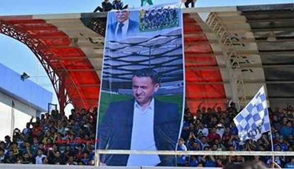 جماهير الميناء تعرض صورة كبيرة للمدرب السوري حسام السيد