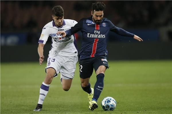  زين الدين مشاش (يسار)