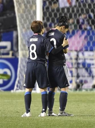 المهاجم يوكي أوغيمي (يمين) تذرف الدموع بعد نهاية المباراة