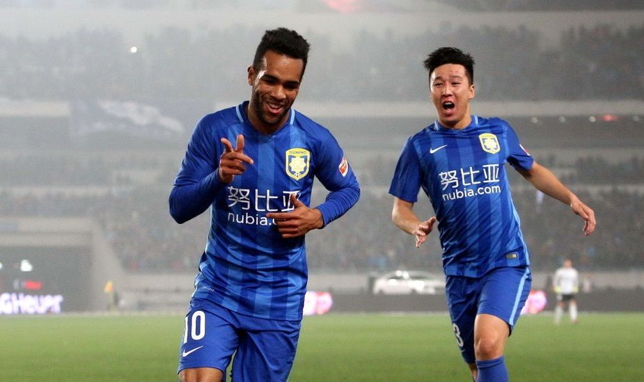 البرازيلي تيكسييرا يحتفل بعد تسجيله الهدف الثاني 