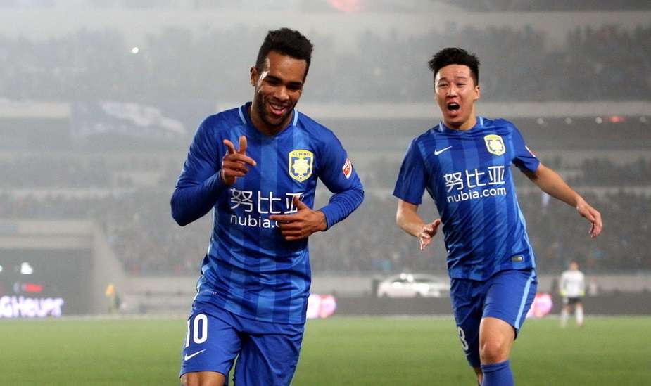 البرازيلي تيكسييرا يحتفل بعد تسجيله الهدف الثاني 